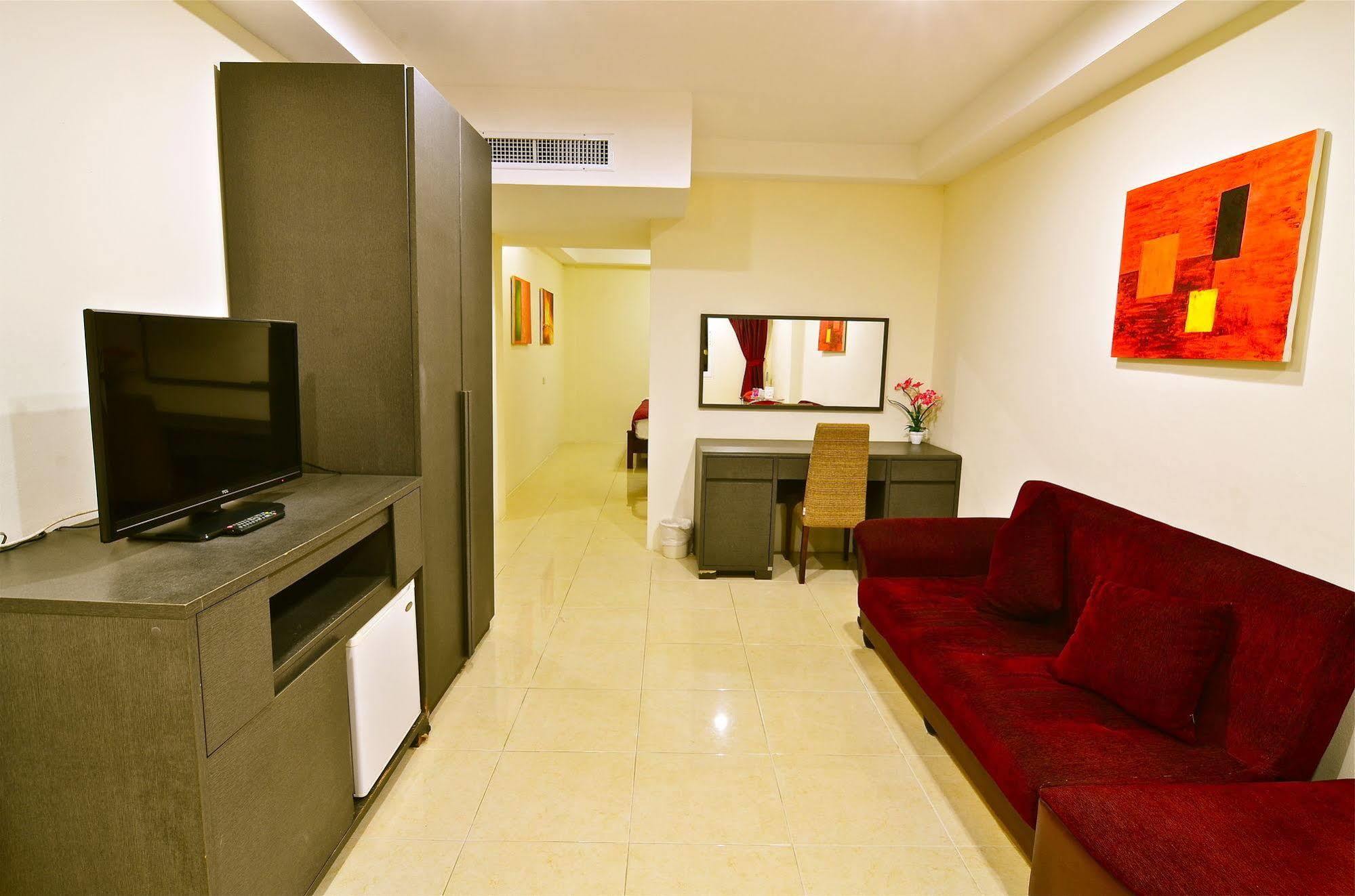 Square One Hotel Patong Exterior foto